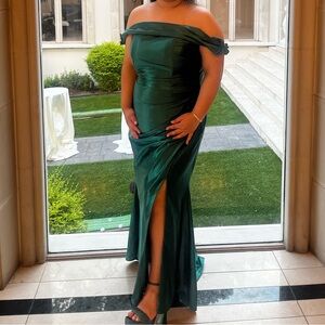 Chic Emerald Strapless Evening Gown